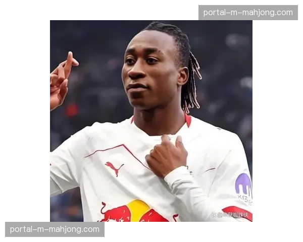 特写:哈维·西蒙斯定位球直挂死角,莱比锡门将毫无反应 特写:哈维·西蒙斯定位球直挂死角,莱比锡门将毫无反应